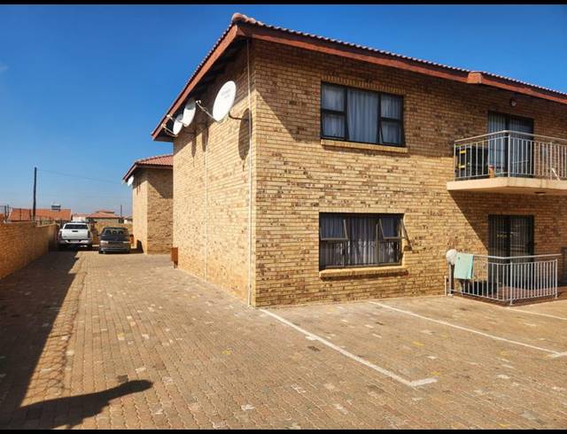 24 BEDROOM COMPLEX FOR SALE IN LENASIA SOUTH